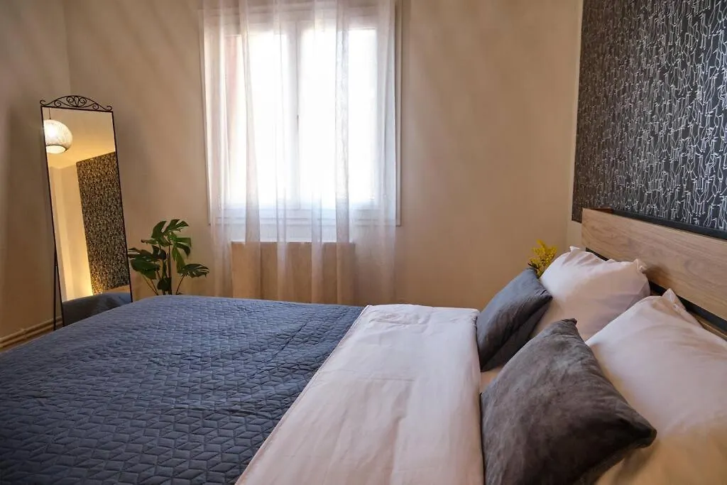“The Elysian” City Center Apartment Tessalónica